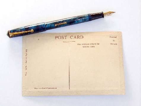 Tarjeta postal con bolígrafo.