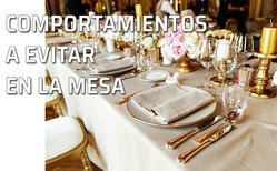 Una elegante mesa preparada para comer