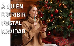 Una mujer piensa a quién va a escribir una postal de Navidad
