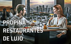 Una pareja cena en un restaurante de lujo