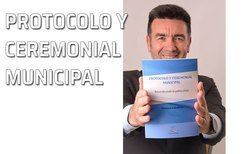 Gustavo Caballero con su libro Libro Protocolo y Ceremonial Municipal