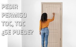 Una mujer llama a la puerta antes de entrar