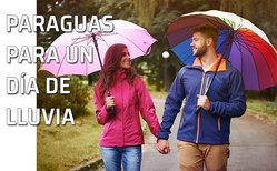 Una pareja camina con sus paraguas un día lluvioso