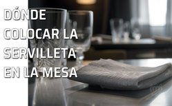 La servilleta en la mesa puede colocarse de forma distinta dependiendo de cada anfitrión y sus costumbres