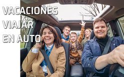 Familia sale de vacaciones en su coche