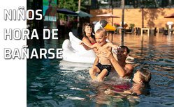 Un padre disfruta de la piscina con su familia