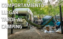 Una familia deja sus cosas en su parcela de un camping