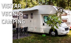 Una caravana en un camping con una mesa exterior