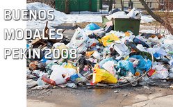 Basura sin recoger en una calle