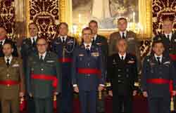 Su Majestad el Rey con el grupo de Generales de Brigada y Contralmirantes de las Fuerzas Armadas y de la Guardia Civil