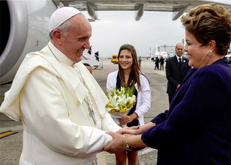 Presidenta Dilma Rousseff durante la llegada del Papa Francisco en su visita a Brasil.