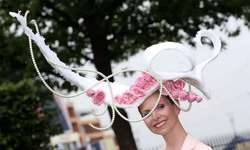 Anneka Tanaka-Svenska un día en las carreras de Ascot.