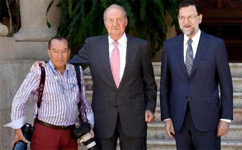 Juan Chavez posa junto al Rey y a Mariano Rajoy.