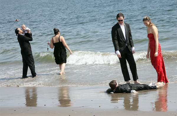 Fiesta de etiqueta en la playa. Coney Island, New York.