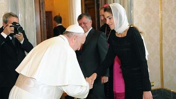 El Papa Francisco saluda, con una reverencia, a la reina Rania de Jordania.
