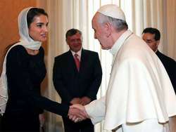El Papa Francisco saluda a la reina Rania de Jordania.