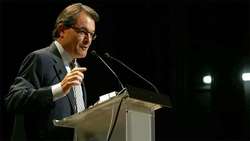 Artur Mas se dirige a todos los asistentes a un acto.