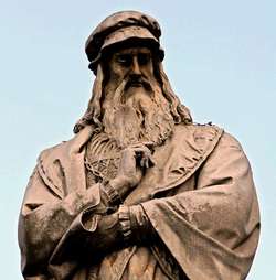 Estatua de Leonardo Da Vinci en la plaza de la Scala de Milán.