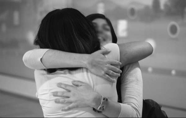 Dos mujeres se abrazan en el Hug Tour, Washington.