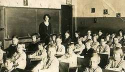 Dorothy Kintigh, profesora dando clase en su escuela.