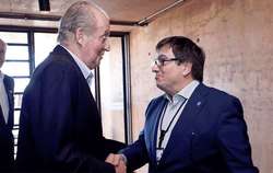 Juan Carlos I, rey de España, saluda a Xavier Barcons Presidente del ESO Council.