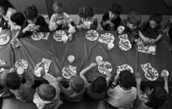 Mesa de niños celebrando una fiesta.