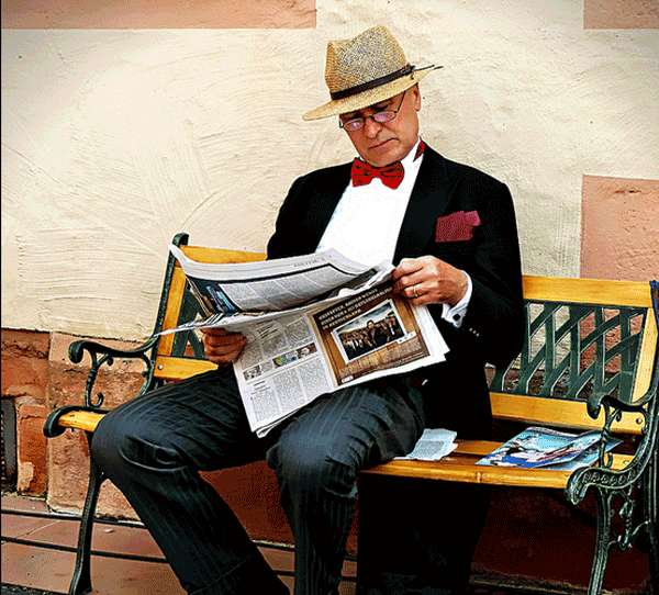 Cabellero sentado en un banco. Gentleman.