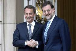 José Luis Rodríguez Zapatero de la mano a Mariano Rajoy Brey.