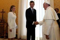  Felipe VI, rey de España, saluda al Papa Francisco.