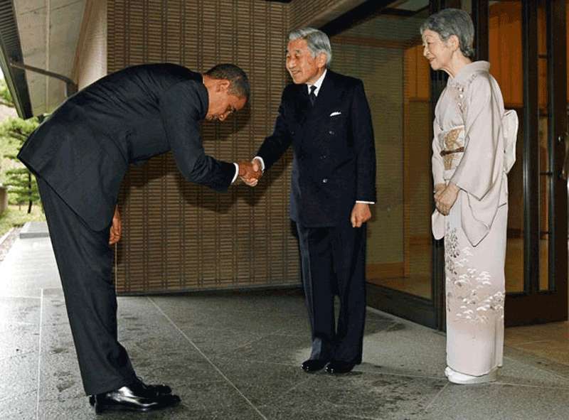 Visita a Tokio. Reverencia de Barack Obama al emperador de Japòn Akihito.