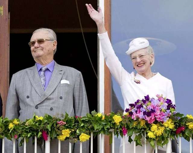 La reina Margarita II de Dinamarca saluda al pueblo