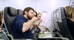 Comer en el avión