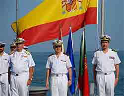 Ceremonial marítimo La bandera. El Contraalmirante García De Paredes (derecha), el Contraalmirante Dupont (medio) y el Comodoro Jorge Palma