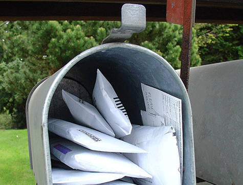 Correo. Buzón con sobres.