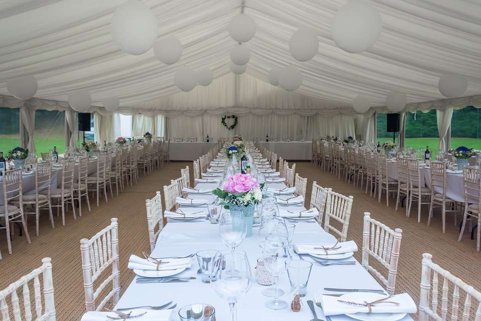 Salón con mesas para un banquete