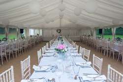 Salón con mesas para un banquete