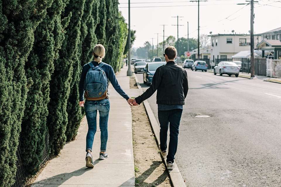 Pareja camina por la izquierda