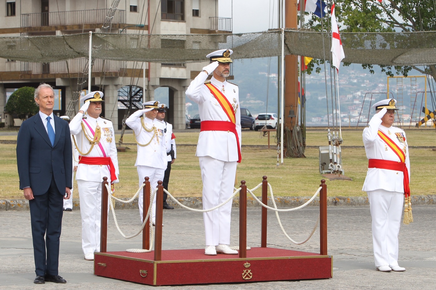 Felipe VI recibe Honores de Ordenanza antes del comienzo de los actos. Escuela Naval Militar de Marín, Pontevedra