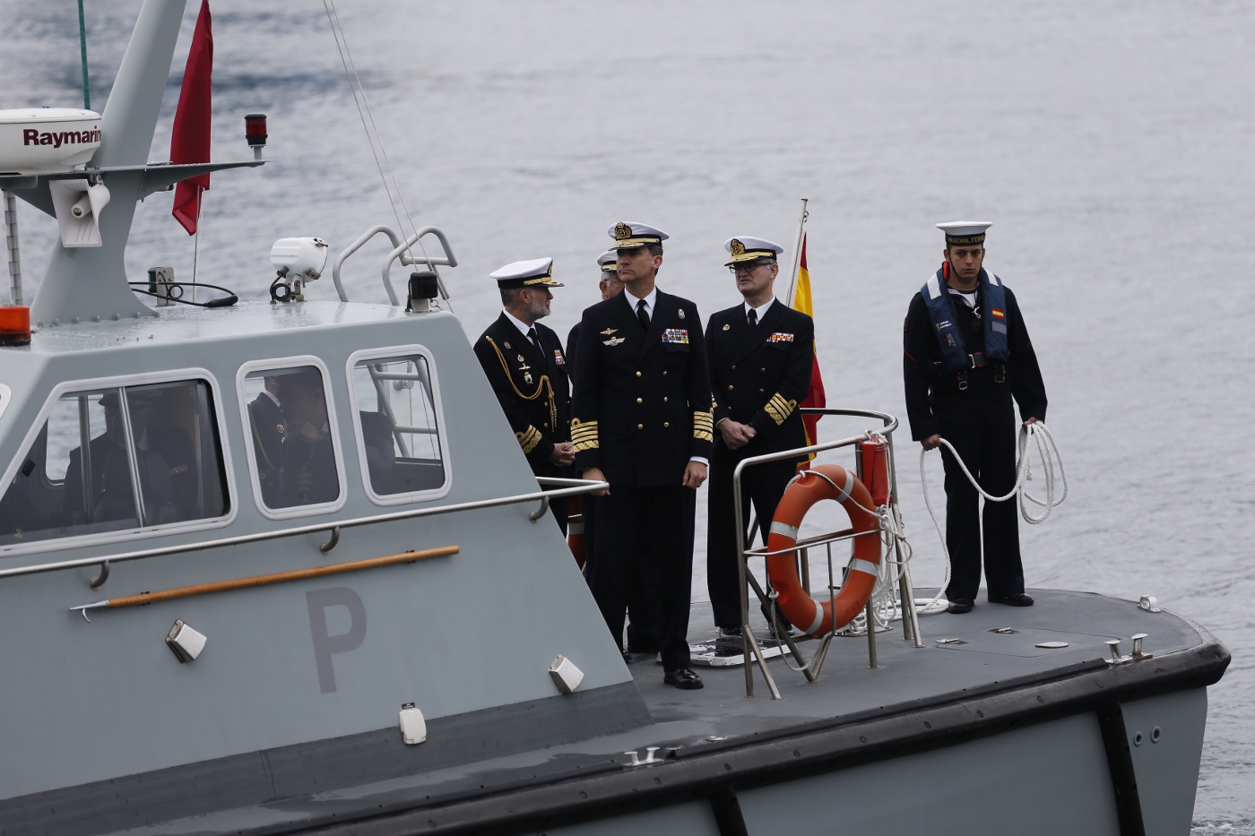 Su Majestad el Rey en la embarcación Y-555 se traslada a la Escuela de Especialidades Fundamentales de la Estación Naval de la Graña