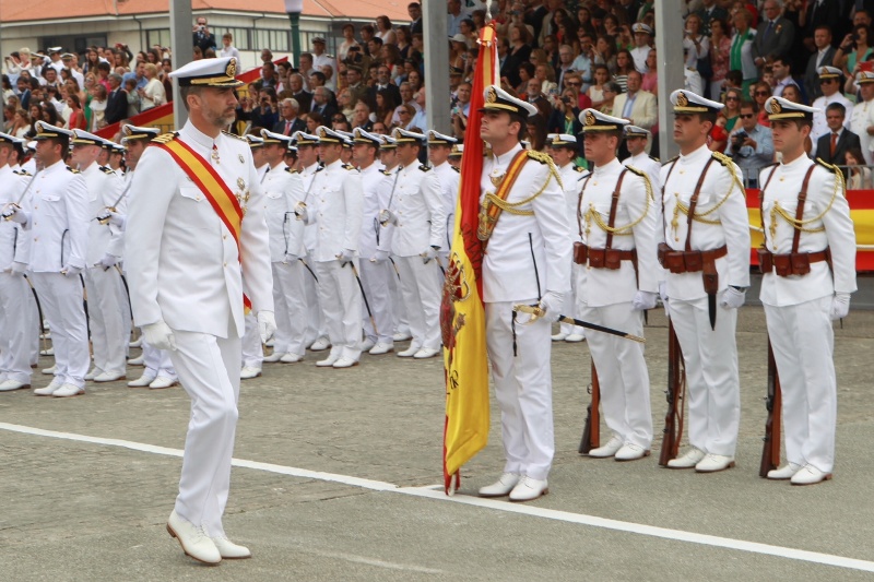 El Príncipe de Asturias pasa revista al Batallón de Alumnos que rindió honores. Escuela Naval de Marín