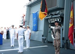 El Contraalmirante alemán Thomas Jungle entregó su responsabilidad como Comandante de la Fuerza Naval de la UE al contralmirante español Jorge Manso