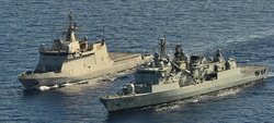 Buque de patrulla de la Fuerza Naval de la UE ESPS Rayo saludando al buque insignia