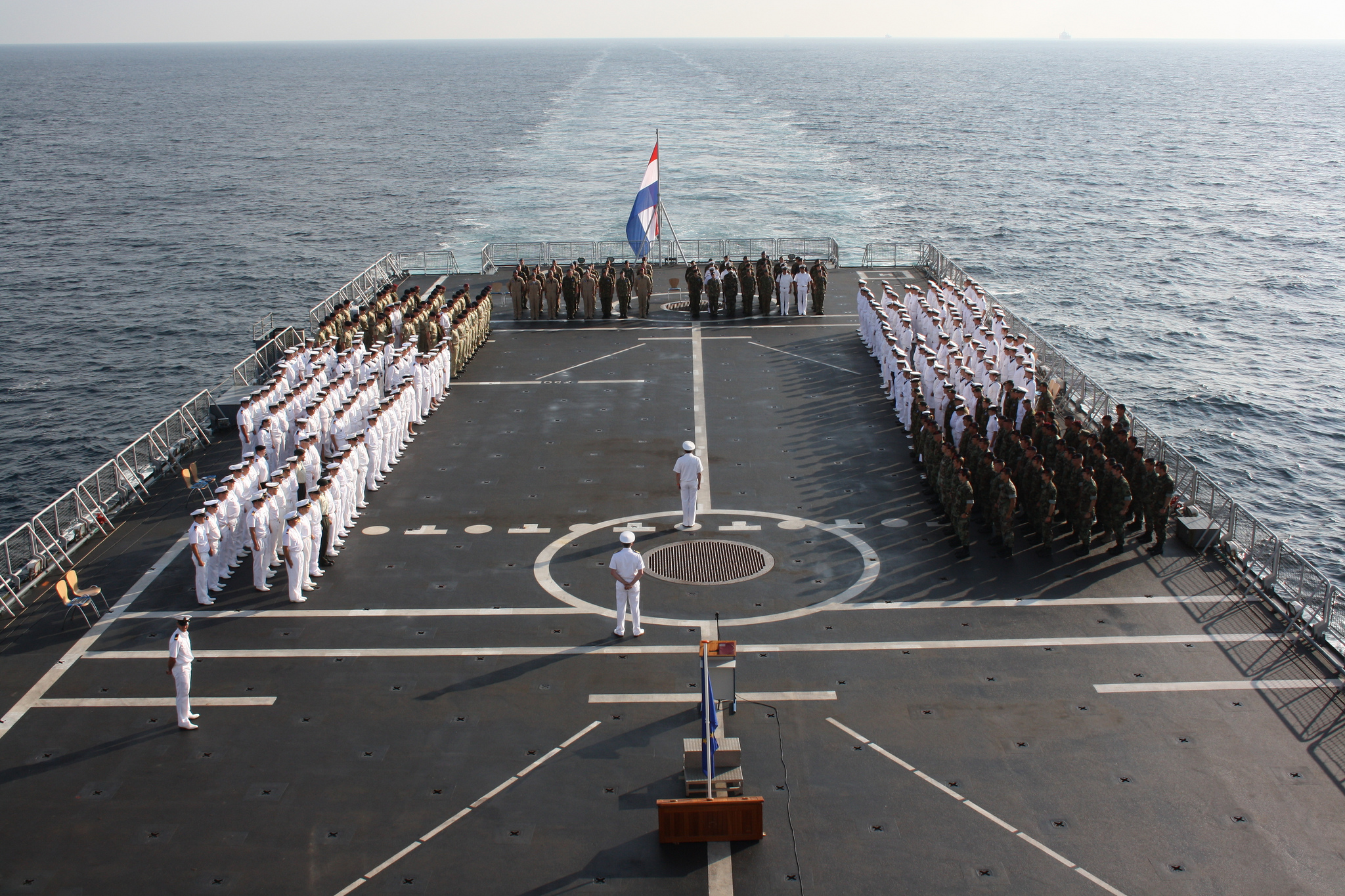Hombres y mujeres militares que sirven a bordo del buque insignia holandés HNLMS Johan de Witt