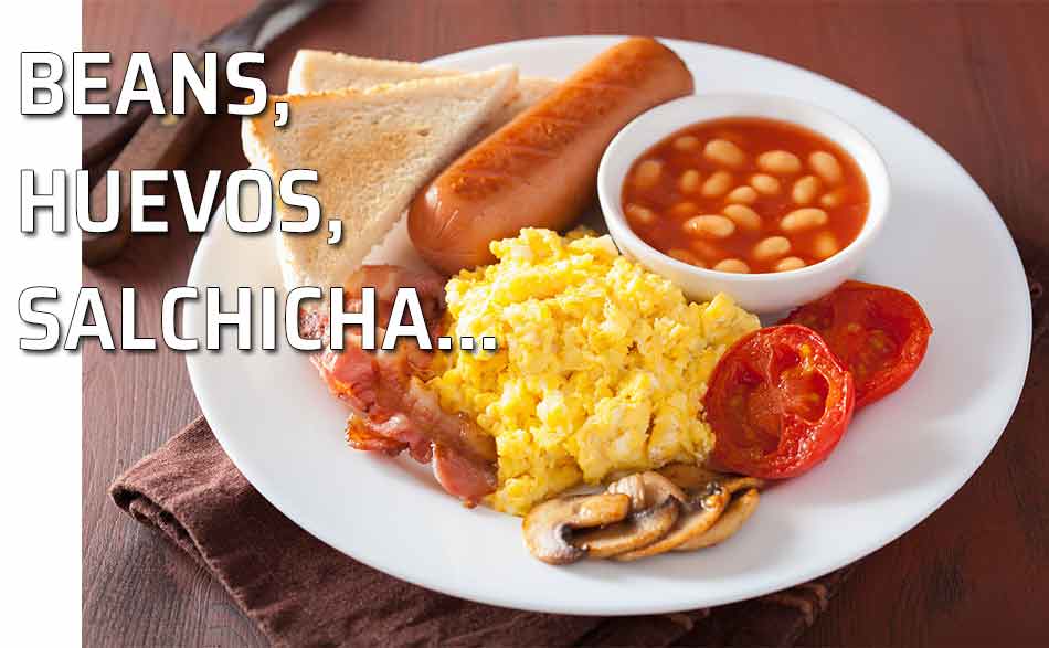 Desayuno tipo inglés con beans, huevos revueltos, salchicha, bacon...