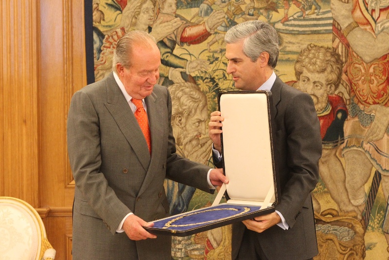 Adolfo Suárez Illana devuelve el Toisón de Oro concedido a su padre, Adolfo Súarez González