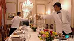El embajador de Japón en Londres ofrece una cena a varios invitados. Mesa para una cena