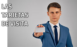 Hombre de negocios con una tarjeta de visita