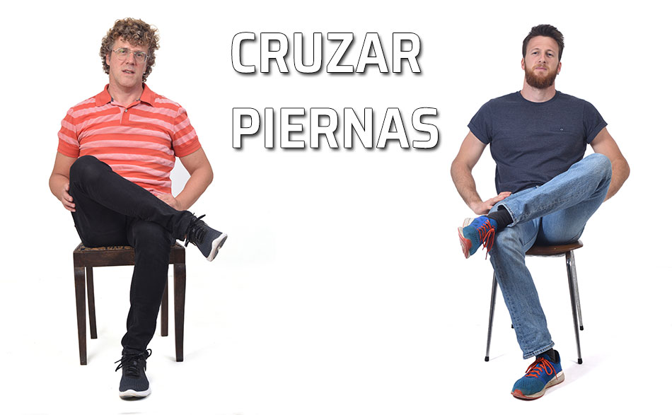 Dos hombres con las piernas cruzadas a la altura de las rodillas