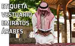 Un hombre con vestuario típico de Emiratos Árabes