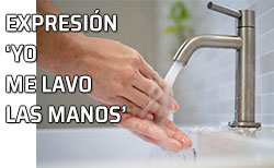 Una persona se lava las manos